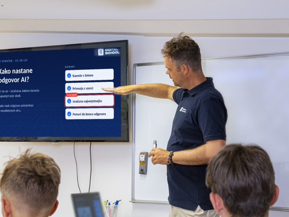 Učitelj Digital School razlaga, kako nastane odgovor umetne inteligence