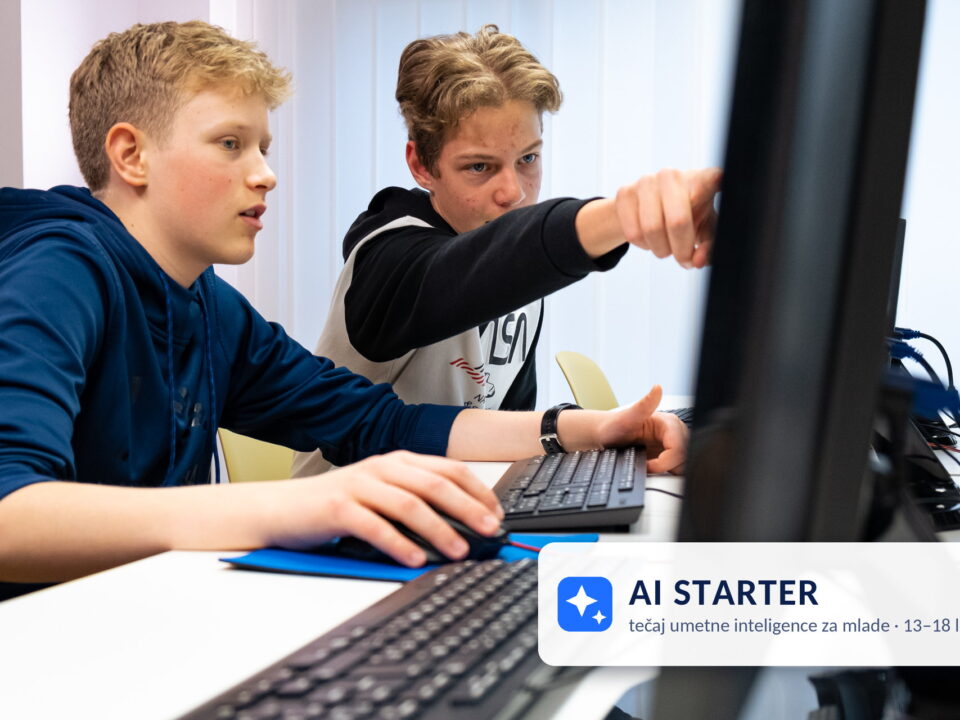 Najstnika na tečaju umetne inteligence za mlade v Digital School učilnici